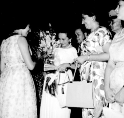 Eva Sámano recibe un ramo de flores durante su visita a las instalaciones del Seguro Social, en Manzanillo