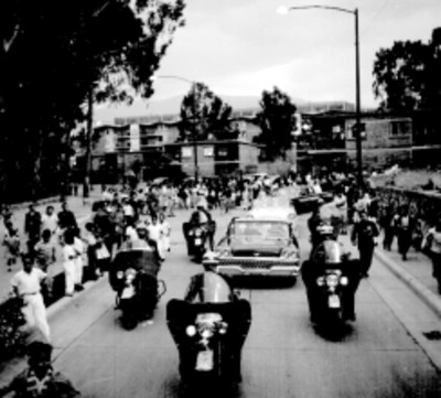 Comitiva de Benito Coquet y Jawaharlal Nehru circulando por las calles de la Unidad Independencia
