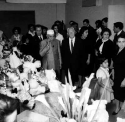 Benito Coquet y Jawaharlal visitando instalaciones de la guardería de la Unidad Independencia