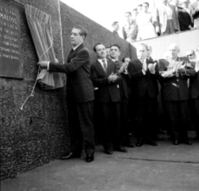 Adolfo López Mateos develando la placa de la Unidad habitacional de Ciudad Sahagún