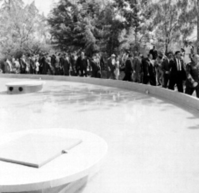 Rómulo Betancourt y comitiva recorriendo las instalaciones de la Unidad Independencia