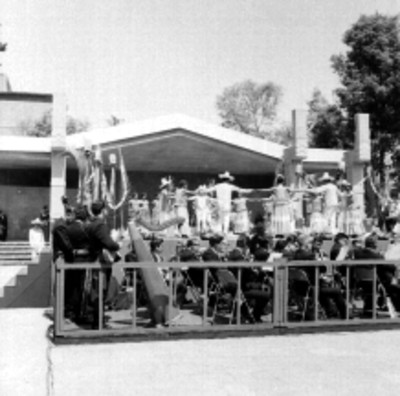 Individuos interpretando una danza en ceremonia en la Unidad Independencia