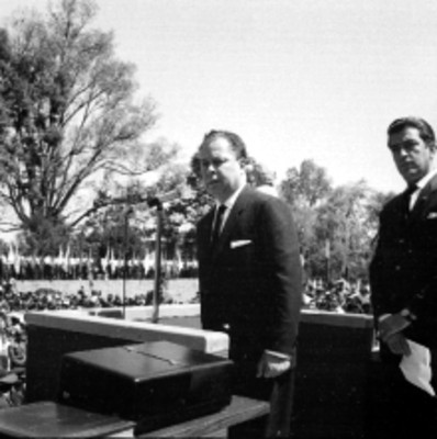 Rómulo Betancourt y comitiva presiden una ceremonia en la Unidad Independencia