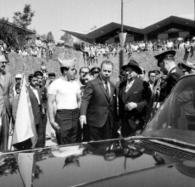 Rómulo Betancourt y Benito Coquet en automóvil en uan calle de la Unidad Independencia