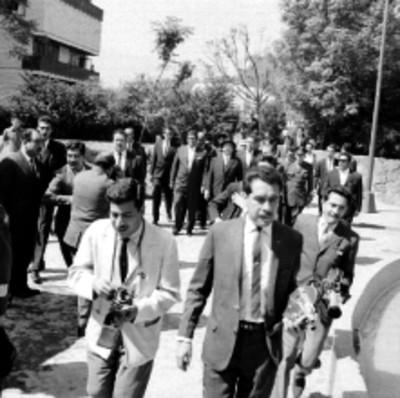 Comitiva de Rómulo Betancourt en un recorrido por la Unidad Independencia
