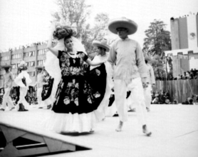 Bailarines ejecutando baile regional durante la visita de Juliana reina de Holanda a la Unidad Independencia