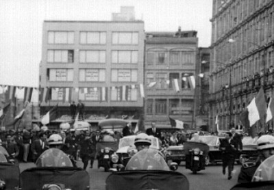 Adolfo López Mateos, Víctor Paz Estenssoro y comitivas durante un recorrido por el Zócalo de la Ciudad de México