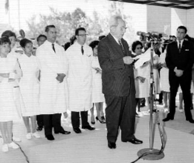 Adolfo López Mateos inspeccionando instalaciones del IMSS