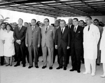 Médico haciendo uso de la palabra durante la inauguración de una clínica del IMSS por Adolfo López Mateos