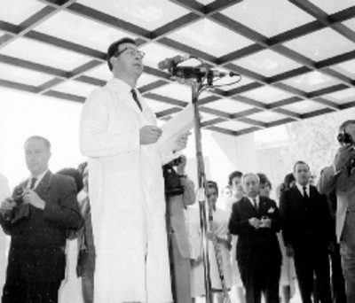 Adolfo López Mateos y comitiva acompañados por médicos durante la inauguración de clínicas del IMSS