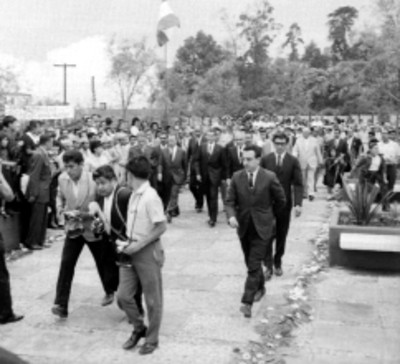 Adolfo López Mateos, médico y funcionarios en los pasillos de una clínica del IMSS, durante su inauguración