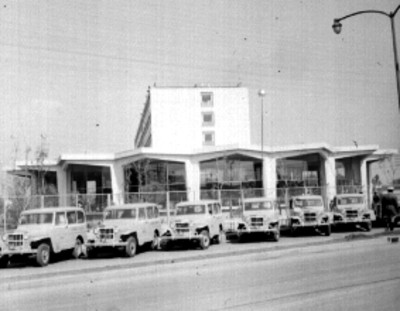 Adolfo López Mateos con comitiva y médicos, durante la inauguración de una clínica del IMSS