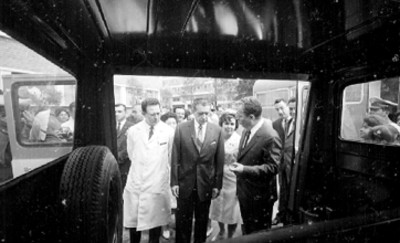Adolfo López Mateos, Benito Coquet y médicos observan la parte posterior de una ambulancia del IMSS