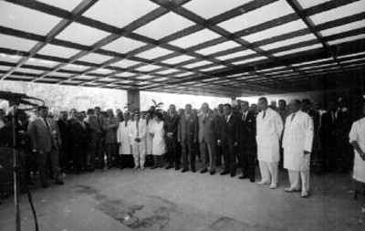 Adolfo López Mateos, Benito Coquet y comitiva, durante la inauguración de uan clínica del IMSS