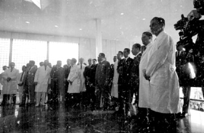 Adolfo López Mateos, Benito Coquet, comitiva y médicos en el interior de una clínica del IMSS, durante su inauguración