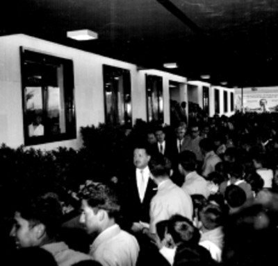 Adolfo López Mateos y comitiva saliendo de una clínica del IMSS, durante su inauguración