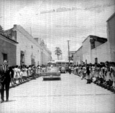 Adolfo López Mateos, Emilio Riva Palacio y funcionarios caminando entre un mitin de bienvenida, durante una gira de trabajo por Morelos