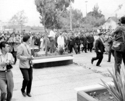 Adolfo López Mateos observando quirófano durante la inauguración de una clínica del IMSS