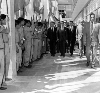 Adolfo López Mateos, Manuel González de Cosío y demás personalidades recorren el nuevo IMSS de Querétaro