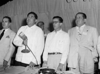 Banqueros en la mesa de honor durante el congreso en Acapulco