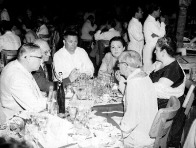 Banqueros conversando durante un evento social en Acapulco