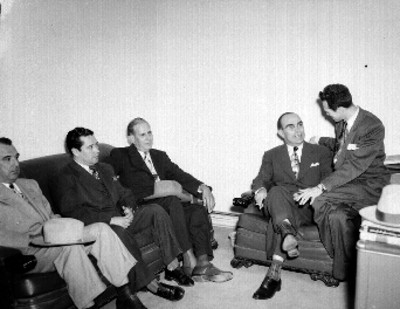 Ignacio Morones Prieto y comitiva durante su visita a la Revista Hoy