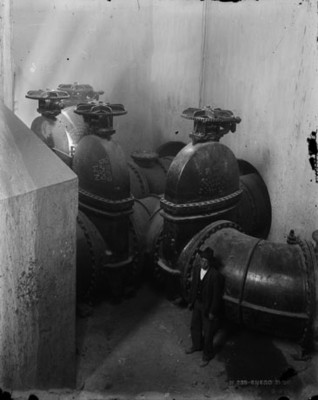 Hombre cerca de unas bombas de agua en el Distrito Federal