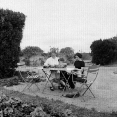Carmen Carbo con un niño y una mujer en un jardín