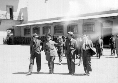 Militar conversando con funcionarios probablemente durante una ceremonia en un cuartel militar