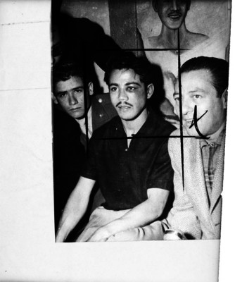 Raúl El Ratón Macías, boxeador, acompañado por dos hombres, retrato