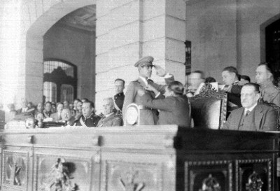 Emilio Portes Gil condecorando a un cadete durante una ceremonia militar