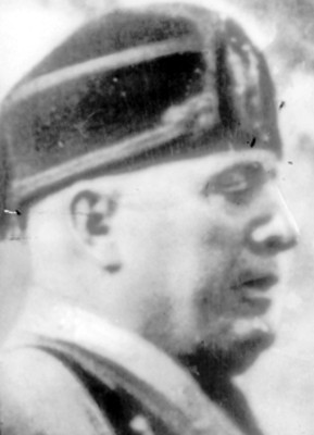 Benito Mussolini, militar italiano; retrato de perfil