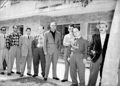 Carlos Novoa probablemente con empresarios a las afueras de un edificio, retrato de grupo