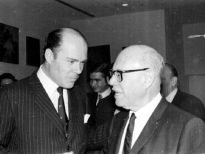 Hombres probablemente empresarios conversando en un evento social