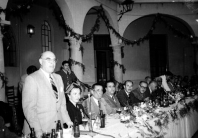 Nazario Ortiz Garza pronunciando un discurso en un banquete