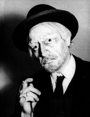 Enrique Rambal toreando en un parque durante escena teatral