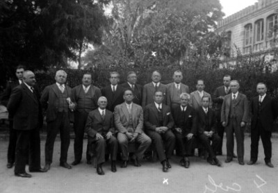 Esteban Baca Calderón, Juan José Ríos y otros en un jardín, retrato de grupo