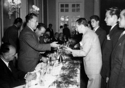 Antonio Ruíz Galindo saludando a funcionario durante un banquete