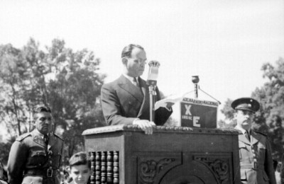 Tomas Hernandez Sanchez pronunciando un discurso durante una cremonia militar en un parque