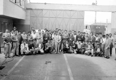 Directores, empleados y trabajadores de Commins de México durante el banquete de Navidad, retrato de grupo