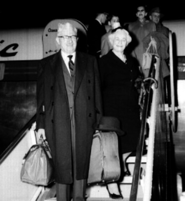 Pareja de pasajeros en la rampa de acceso a un avión de la Canadian Pacific, retrato