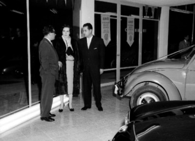 Empresarios conversando durante la inauguración de la organización Mexicana Automotriz