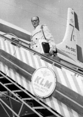 Pasajero abordando avión de la KLM, retrato