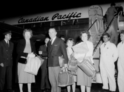 Pasajeros frente a un avión de la Canadian Pacific, retrato de grupo