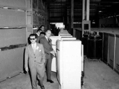 Empresarios argentinos observando refrigeradores en la fábrica General Electric