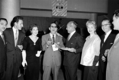 Empresarios y mujeres conversando durante el 40 Aniversario de la KLM