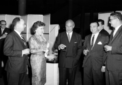 Empresarios y mujer conviviendo en el 40 Aniversario de la KLM