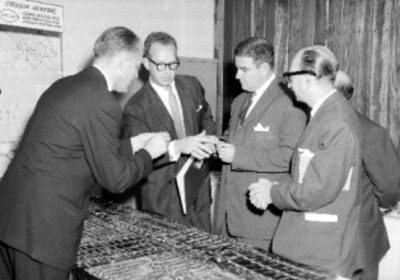 Duran de la Cuesta, Señores, obsevando instrumento médico quirurgico de marca stille