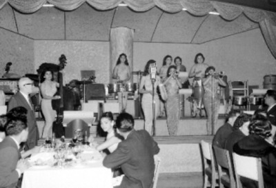 Conjunto musical femenino actuando durante la posada de General Electric