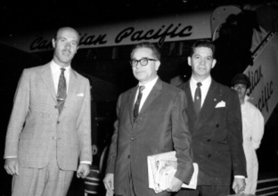 Pasajeros junto a un avión de la aerolinea Canadian Pacific, retrato